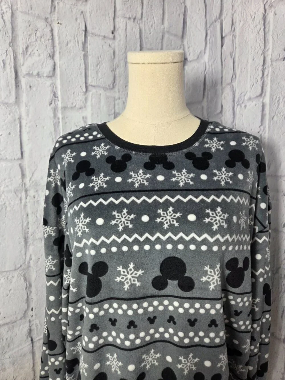 Disney Medium Black White Mickey Mouse Snowflake Longsleeve Fleece Pajama Set - Picture 7 of 14